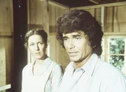 Caroline (Karen Grassle, l.) und Charles (Michael Landon, r.) fragen sich, wie sie den Garveys aus ihrer Ehekrise heraushelfen k&ouml;nnen.