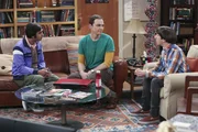 Sheldon (Jim Parsons, M.) möchte endlich eine neue Freundin. Damit dies bald geschieht, bittet er Raj (Kunal Nayyar, l.) und Howard (Simon Helberg, r.) um Hilfe ...
