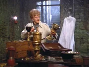 Jessica (Angela Lansbury) hat in der Gruft des Schlosses einen sagenhaften Schatz entdeckt.