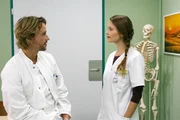 Nathalies (Amrei Haardt) Zwischenprüfung zur OP-Schwester steht an. Als Finn (Christopher Kohn) ihr Hilfe anbietet, ist sie jedoch selbstbewusst.