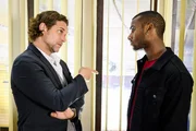 Moritz (Tijan Njie, r.) reagiert trotzig auf seine Kündigung; Niclas (Ron Holzschuh) ist nicht umzustimmen.