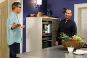 Richard (Silvan-Pierre Leirich, r.) erfährt von Christoph (Lars Korten) erschrocken, dass Vanessa seine Worte mitangehört hat.