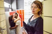 Michelle (Franziska Benz, l.) ahnt in ihrem Glück mit Moritz (Tijan Njie) nicht, dass Susanne (Hanne Wolharn) ihre Schlittschuhe manipuliert.