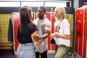 Michelle (Franziska Benz, l.) erzählt Moritz (Tijan Njie) und Marie (Cheyenne Pahde), dass sie noch einmal um ihre Rolle laufen darf.