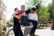 Marian (Sam Eisenstein, l.) versucht die Streithähne Ingo (André Dietz, M.) und Deniz (Igor Dolgatschew) zu trennen.