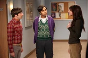 Howard (Simon Helberg, l.) und Raj (Kunal Nayyar, M.) versuchen herauszufinden, wieso Sheldon jeden Nachmittag um viertel vor drei verschwindet. Sheldons Assistentin Alex Jensen (Margo Harshman, r.) kann ihnen jedoch auch nicht weiterhelfen. Ein Detektiv-Spiel beginnt ...