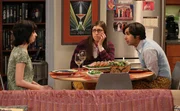 Da Lucy (Kate Micucci, l.) eine Sozialphobie hat, m&ouml;chte sie immer nur einen Freund bzw. eine Freundin von Raj (Kunal Nayyar, r.) kennenlernen. Doch wird das Treffen mit Amy (Mayim Bialik, M.) gut ausgehen?
