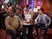 (v.l.n.r.) Calvin Butler (Cedric the Entertainer); Marty Butler (Marcel Spears); Gemma Johnson (Beth Behrs); Dave Johnson (Max Greenfield)