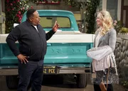 Calvin Butler (Cedric the Entertainer, l.); Gemma Johnson (Beth Behrs, r.)