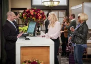 Gemma Johnson (Beth Behrs, MItte); Tina Butler (Tichina Arnold, r.)