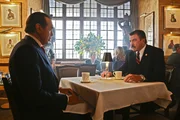 Wenn das die Boulevardpresse mitbekommt: Frank (Tom Selleck, r.) hat ein Essen mit New Yorks berüchtigstem Mafia-Anwalt Angelo Gallo (Chazz Palminteri, l.) ... Wenn das die Boulevardpresse mitbekommt: Frank (Tom Selleck, r.) hat ein Essen mit New Yorks berüchtigstem Mafia-Anwalt Angelo Gallo (Chazz Palminteri, l.) ...