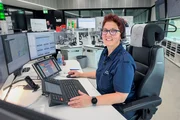Notrufzentrale – Staffel 1; Michele Corminboeuf in der Notrufzentrale Basel. Notrufzentrale – Staffel 1; Michele Corminboeuf in der Notrufzentrale Basel.