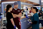 Chicago Med; Staffel 10, Folge 1; Sarah Ramos als Dr. Caitlin Lenox; Luke Mitchell als Dr. Mitch Ripley; S. Epatha Merkerson als Sharon Goodwin
