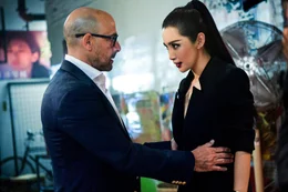 L-R: Der Milliard&auml;r Joshua Joyce (Stanley Tucci) entwickelt aus den &Uuml;berresten der vor langer Zeit auf dem Planeten gelandeten Transformers eigene Vertreter dieser Rasse. Dadurch ger&auml;t er ins Fadenkreuz der Au&szlig;erirdischen, erh&auml;lt jedoch Unterst&uuml;tzung von der mysteri&ouml;sen Su (Bingbing Li) ...