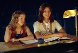 Sprotte (Michelle von Treuberg) ist die Regieassistentin von Frau Rose (Jessica Schwarz). Sie beobachten die Probe zum Klassenspiel "Der Sommernachtstraum".