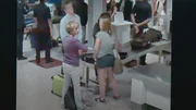 Die Aufnahmen vom Flughafen sind das letzte Lebenszeichen der Passagiere. Ihre schockierten Angehörigen hoffen, dass sie noch leben und vielleicht irgendwo notlanden mussten. Die Aufnahmen vom Flughafen sind das letzte Lebenszeichen der Passagiere. Ihre schockierten Angehörigen hoffen, dass sie noch leben und vielleicht irgendwo notlanden mussten.