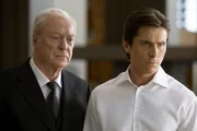 L-R: Alfred (Michael Caine) und Bruce Wayne (Christian Bale)