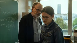 Nachdem die Entdeckung eines Fehlers die ganze bisherige Forschung von Marguerite (Ella Rumpf, r.) in Frage stellt, wirft sie ihr Studium zum Unverst&auml;ndnis ihres wenig empathischen Doktorvater Werner (Jean-Pierre Darroussin, l.) hin.