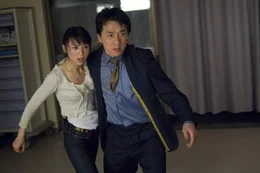 Gemeinsam mit Hans junger Tochter Soo Yung (Zhang Jingchu, l.) macht sich Inspector Lee (Jackie Chan, r.) daran, dem skrupellosen Triaden-Boss Kenji den Garaus zu machen ...