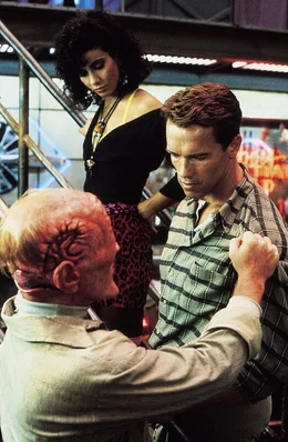L-R: Tony (Dean Norris), Melina (Rachel Ticotin) und Quaid (Arnold Schwarzenegger)