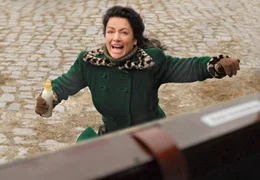 Auf der Flucht aus dem Osten verliert Ursula (Christine Neubauer) ihr Kind aus den Augen.