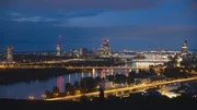 Blick auf die Donau und die Skyline von Wien bei Nacht Blick auf die Donau und die Skyline von Wien bei Nacht