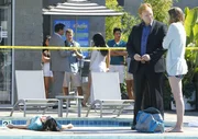 Horatio (David Caruso) vernimmt Monica Dow (Kristina Apgar, re.), die ihre ermordete Freundin Corinne (Jessica Heap, lieg.) am Pool der Dade University gefunden hat.