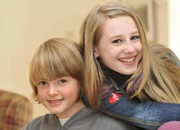 Sandra (Lotte Flack, r.) und Niklas (Maximilian Werner, l.) haben sehr unterschiedliche Vorstellungen davon, wer der gut aussehende Unbekannte in ihrem Elternhaus sein k&ouml;nnte. Das pubertierende M&auml;dchen hofft, dass der Fremde ein reicher Prinz aus dem Morgenland sein k&ouml;nnte, w&auml;hrend der Niklas zun&auml;chst bef&uuml;rchtet, dass seine Eltern einen Terroristen beherbergen ...