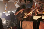 Auf ihrem Flug von Jakarta nach Yogyakarta verläuft eigentlich alles nach Plan, doch als der Garuda Flug 200 landen will, setzt das Flugzeug so hart auf, dass es über die Landebahn hinausschließt und in einem Reisfeld in Flammen aufgeht. Die Passagiere wie Kyle Quinlan (Tyler Blake Smith, l.) und Michael Hatton (Thom Vernon, r.) versuchen verzweifelt, dem Inferno zu entkommen ...
