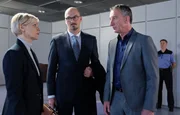 Bea Hölsch (Daniela Wutte, re.) ist mit Fieber umgekippt und hat sich einen Schlüsselbeinbruch zugezogen. Ihren behandelnden Arzt Dr. Martin Stein (Bernhard Bettermann, li.) bringt sie mit ihrem sehr anschmachtenden Verhalten in eine ziemlich unangenehme Situation. Auch Dr. Kathrin Globisch (Andrea Kathrin Loewig, mi.) ist ziemlich irritiert. Bea Hölsch (Daniela Wutte, re.) ist mit Fieber umgekippt und hat sich einen Schlüsselbeinbruch zugezogen. Ihren behandelnden Arzt Dr. Martin Stein (Bernhard Bettermann, li.) bringt sie mit ihrem sehr anschmachtenden Verhalten in eine ziemlich unangenehme Situation. Auch Dr. Kathrin Globisch (Andrea Kathrin Loewig, mi.) ist ziemlich irritiert.