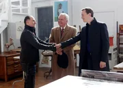 Bei den Ermittlungen in einem neuen Fall, steht Tonys Vater (Robert Wagner, M.) McGee (Sean Murray, r.) zur Seite. Gemeinsam besuchen sie Perry Swan (John Kassir, l.), von dem sie sich wichtige Informationen erhoffen ... Bei den Ermittlungen in einem neuen Fall, steht Tonys Vater (Robert Wagner, M.) McGee (Sean Murray, r.) zur Seite. Gemeinsam besuchen sie Perry Swan (John Kassir, l.), von dem sie sich wichtige Informationen erhoffen ...