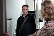 Klaus Mehrmann (Daniel Michel, l.) stellt sich Margit Runold (Klara Höfels, r.) als neuer Nachbar Vogel vor. Aber sie ist sich sicher, dass er nicht im Haus wohnt. Oder doch?
