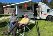 Petra (l.) und Rüdiger (r.) Erbslöh vor ihrem Wohnmobil auf dem Campingplatz River Camping Bled direkt am Bleder See.