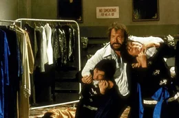 Mit rigorosen Methoden ermittelt der st&auml;mmige Polizist Rizzo (Bud Spencer, M.), genannt 'Plattfu&szlig;', gegen einen internationalen Drogenring, der sich in Neapel niederlassen m&ouml;chte ...