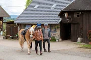 Nach einer Reifenpanne strandet Jockey Heiko Dorn (Martin Aselmann, rechts) mit Rennpferd Speedo auf Lucys (Paulina Schnurrer, links) Reiterhof. Eigentlich muss er zum Rennen nach Baden-Baden, doch die Pechstr&auml;hne dauert an.
