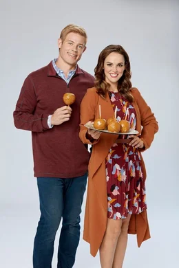 Anw&auml;ltin Claire (Erin Cahill) trifft auf ihren alten Highschool-Rivalen Patrick (Trevor Donovan).