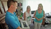 Moni (51) und ihre Schwester Conny (53) haben nicht nur ihre Mutter verloren, sondern zeitgleich ihren Arbeitsplatz in deren Steuerbüro. Den beiden bleibt nur noch der Verkauf ihres Elternhauses. Experte Andreas Bierschock üntestützt die Famile. v.l.: Andreas Bierschock, Conny, Moni Moni (51) und ihre Schwester Conny (53) haben nicht nur ihre Mutter verloren, sondern zeitgleich ihren Arbeitsplatz in deren Steuerbüro. Den beiden bleibt nur noch der Verkauf ihres Elternhauses. Experte Andreas Bierschock üntestützt die Famile. v.l.: Andreas Bierschock, Conny, Moni