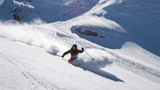 Ein Skifahrer gleitet über den Schnee. Ein Skifahrer gleitet über den Schnee.