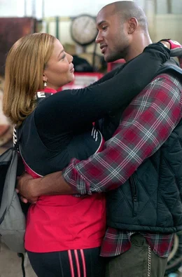 Belle (Queen Latifah) ist gl&uuml;cklich mit ihrem Freund Jesse (Henry Simmons).