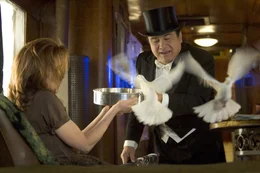 Ausgerechnet im Spielcasino haben sich die beiden angefreundet: die verzweifelte Ehefrau Carol Carver (Kim Basinger, l.) und der ruhmlose Magier Walter (Danny DeVito, r.) ...