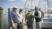 Chuck Meier, Moe Mottice und Mike Still stehen neben dem Boot.