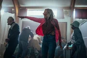 Janine (Anita Dobson, im Vordergrund) und die anderen Zombie-Senioren greifen die nicht infizierten Bürger im Rathaus an.