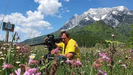 Kameramann Franz Posch im Naturschutzgebiet P&uuml;rgg-Trautenfels.