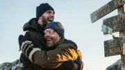 Pure Freude: Bergf&uuml;hrer Simon (Ulrich Friedrich Brandhoff, li.) mit Joschka (Simon Schwarz) auf dem Gipfel.