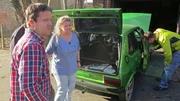 Marco Heuberg, li. Nicole Kaster und Interessent Wolf Faller beim Verkauf eines alten Audi 50 LS. Marco Heuberg, li. Nicole Kaster und Interessent Wolf Faller beim Verkauf eines alten Audi 50 LS.