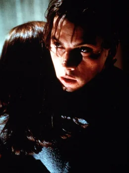 F&uuml;r die Sch&uuml;lerclique um Billy (Skett Ulrich, r.) ist das schreckliche Geschehen ein willkommener Anlass f&uuml;r makabre Video-Parties mit Grusel- und Slasher-Filmen ...