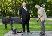 ARD DER DICKE, "Schwere Entscheidung", am Freitag (04.07.14) um 18:50 Uhr im ERSTEN. Gregor Ehrenberg (Dieter Pfaff, l.) diskutiert mit Polizeihauptkommissar Hansen (Robert Gallinowski, r.) auf dem Minigolfplatz über den Fall Matuschek.