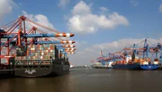 Der Hamburger Hafen, von den Menschen in der Hansestadt gern das &bdquo;Tor zur Welt&ldquo; genannt, z&auml;hlt trotz des Aufstiegs der chinesischen Seeh&auml;fen noch immer zu den wichtigsten Umschlagpl&auml;tzen weltweit.