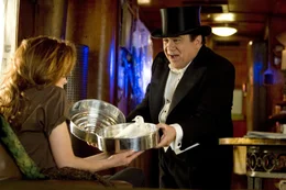 Na, wenn das keine &Uuml;berraschung ist: Mit seiner Zauberei verbl&uuml;fft der M&ouml;chtegern-Magier Walter (Danny DeVito, r.) die ungl&uuml;ckliche Autorin Carol Carver (Kim Basinger, l.), die sich ihre Zeit lieber im Casino vertreibt, anstatt an ihrem neuen Roman zu arbeiten ...