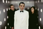 Agent Johnny English (Rowan Atkinson, Mitte) soll England vor einem B&ouml;sewicht retten, der aus dem Land das gr&ouml;&szlig;te Gef&auml;ngnis der Welt machen will. Mit zwei kompetenten Helfern wie Assistent Bough (Ben Miller, li.) und Interpol-Agentin Lorna Campbell (Natalie Imbruglia, re.) d&uuml;rfte dies jedoch kein Problem werden...